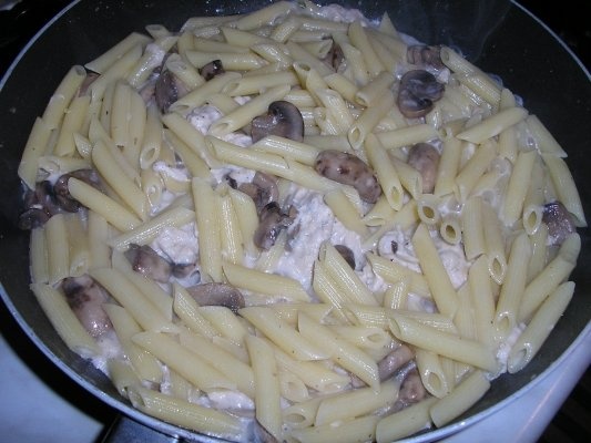 Pene cu ciuperci, piept de pui si gorgonzola