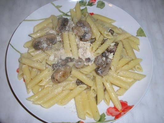 Pene cu ciuperci, piept de pui si gorgonzola