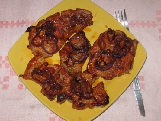 Gratar de porc cu ceapa rosie