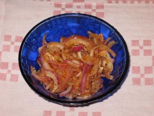 Salata de ceapa rosie