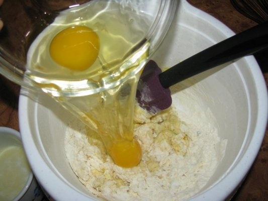 Clatite cu mere caramelizate si migdale crocante