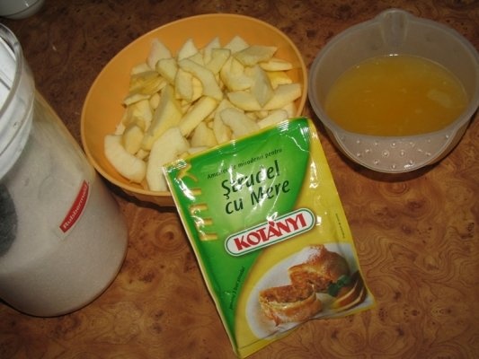 Clatite cu mere caramelizate si migdale crocante