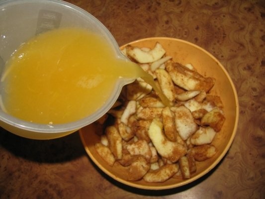 Clatite cu mere caramelizate si migdale crocante