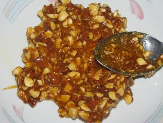 Clatite cu mere caramelizate si migdale crocante