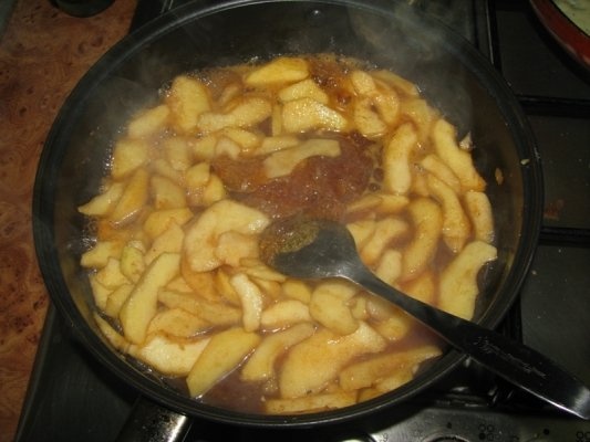 Clatite cu mere caramelizate si migdale crocante