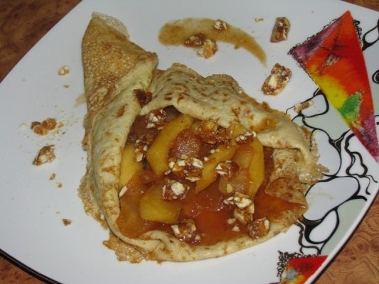 Clatite cu mere caramelizate si migdale crocante