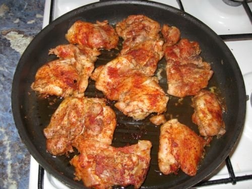 Pulpe de pui cu sos de usturoi si vin