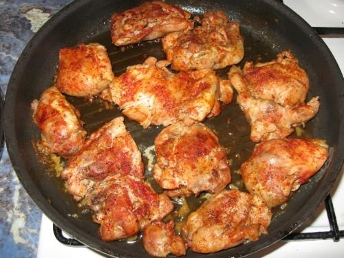 Pulpe de pui cu sos de usturoi si vin