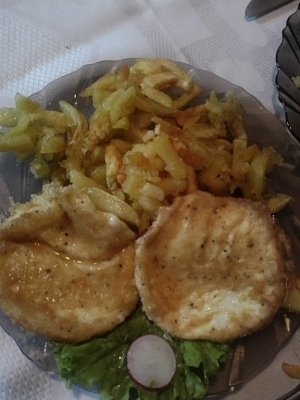 Cascaval pane cu salata verde si cartofi prajiti