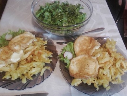 Cascaval pane cu salata verde si cartofi prajiti