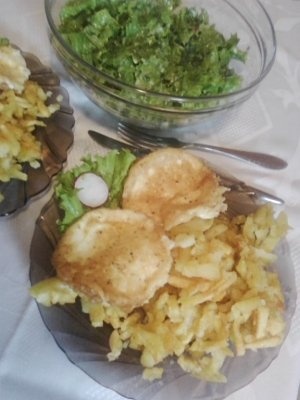 Cascaval pane cu salata verde si cartofi prajiti