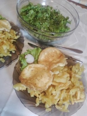 Cascaval pane cu salata verde si cartofi prajiti