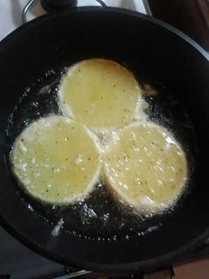 Cascaval pane cu salata verde si cartofi prajiti