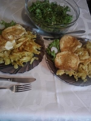 Cascaval pane cu salata verde si cartofi prajiti