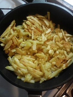 Cascaval pane cu salata verde si cartofi prajiti