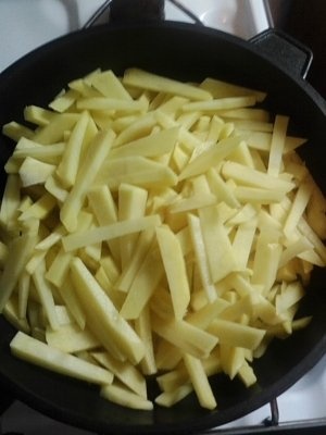 Cascaval pane cu salata verde si cartofi prajiti