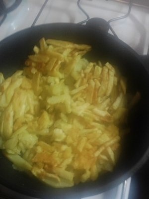 Cascaval pane cu salata verde si cartofi prajiti