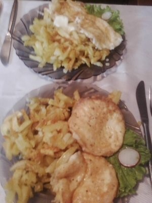 Cascaval pane cu salata verde si cartofi prajiti