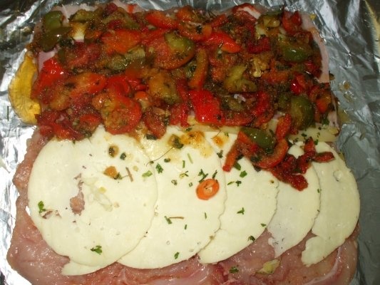 Rulou din piept de pui cu cascaval si garnitura de fructe