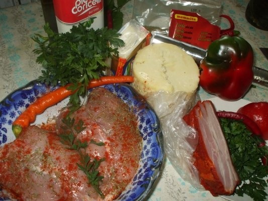 Rulou din piept de pui cu cascaval si garnitura de fructe