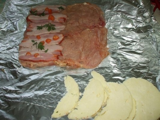 Rulou din piept de pui cu cascaval si garnitura de fructe