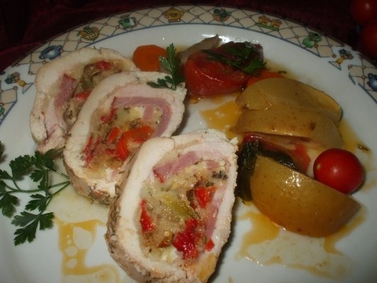 Rulou din piept de pui cu cascaval si garnitura de fructe