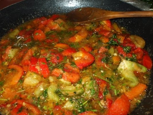 Rulou din piept de pui cu cascaval si garnitura de fructe