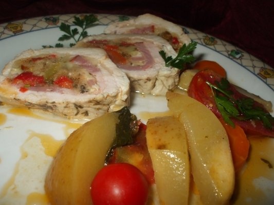 Rulou din piept de pui cu cascaval si garnitura de fructe