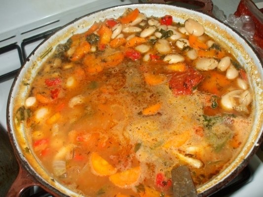 Mancare de fasole uscata cu costita la gratar