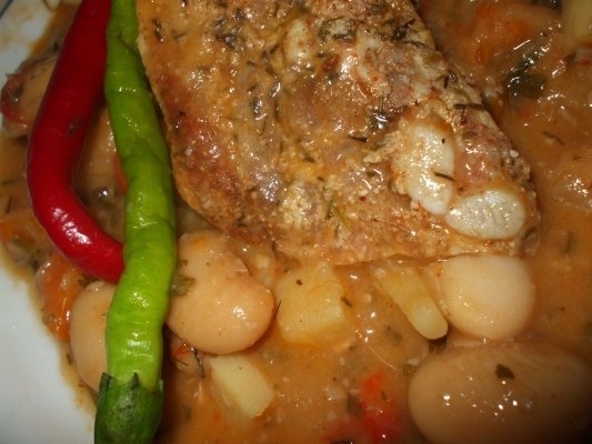 Mancare de fasole uscata cu costita la gratar