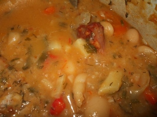 Mancare de fasole uscata cu costita la gratar