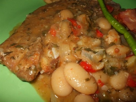 Mancare de fasole uscata cu costita la gratar