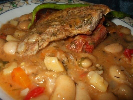 Mancare de fasole uscata cu costita la gratar