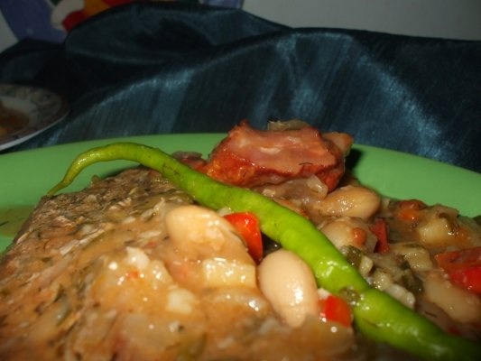 Mancare de fasole uscata cu costita la gratar