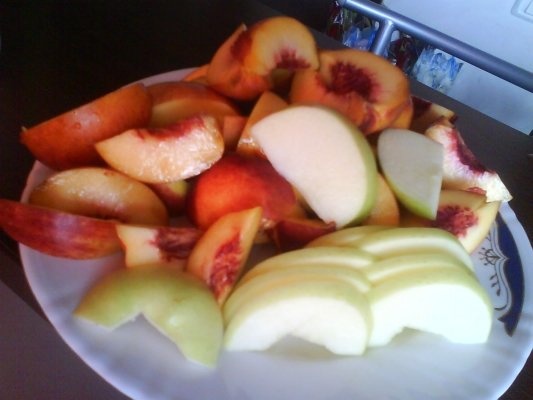 Fructe in sos de caramel cu inghetata