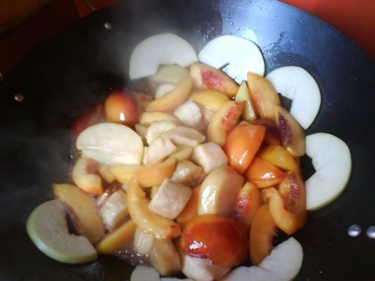 Fructe in sos de caramel cu inghetata