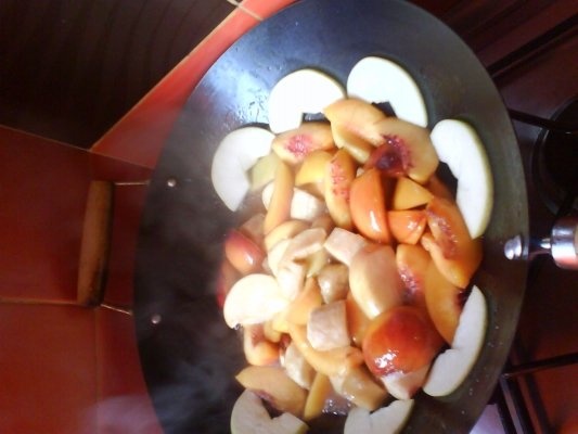 Fructe in sos de caramel cu inghetata