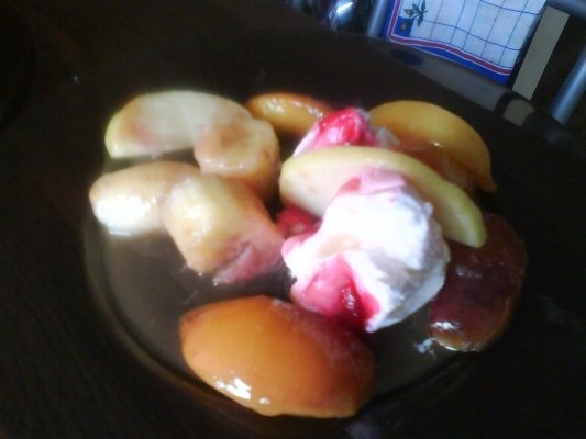 Fructe in sos de caramel cu inghetata