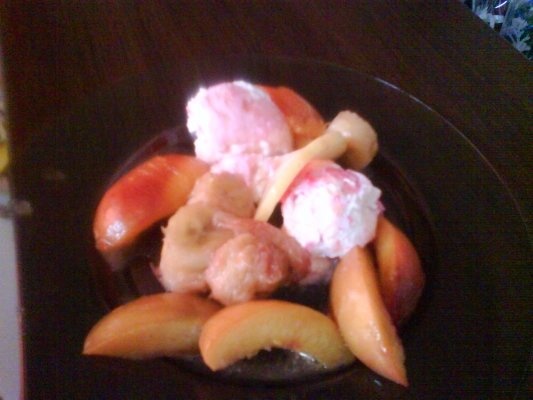 Fructe in sos de caramel cu inghetata