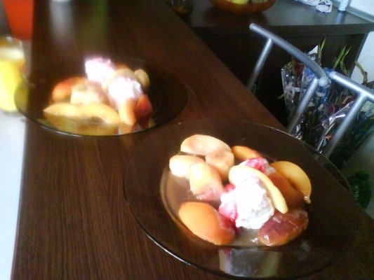 Fructe in sos de caramel cu inghetata