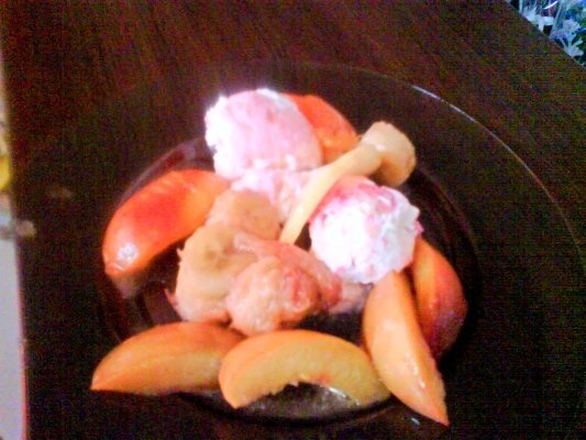 Fructe in sos de caramel cu inghetata