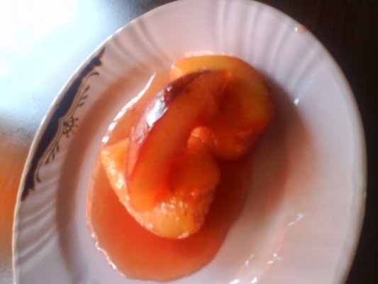 Fructe in sos de caramel cu inghetata