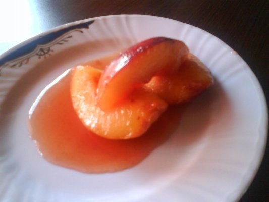 Fructe in sos de caramel cu inghetata