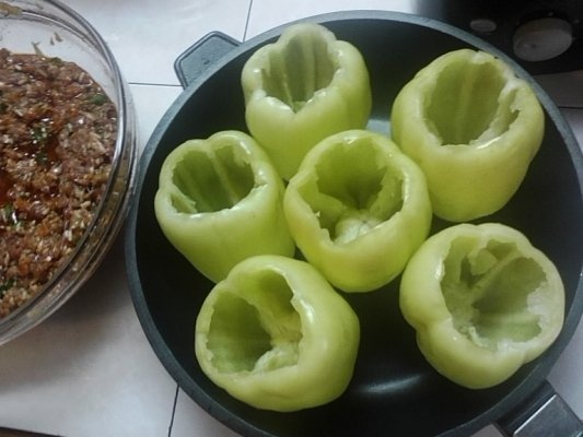 Ardei umpluti si sos