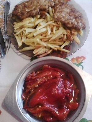 Cartofi prajiti cu snitel de pui