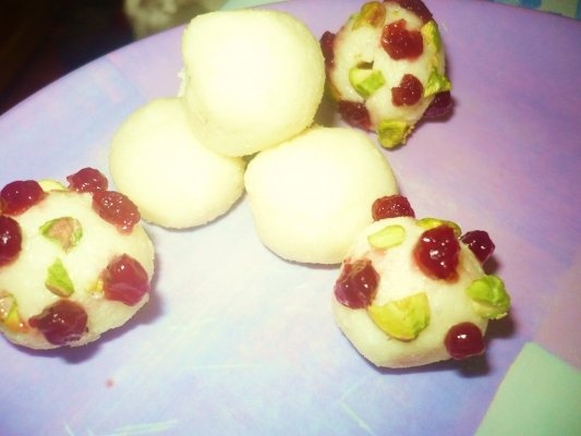 Bomboane de cocos cu merisoare si fistic