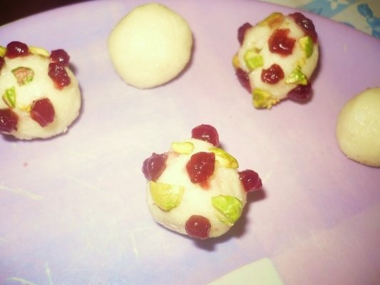 Bomboane de cocos cu merisoare si fistic