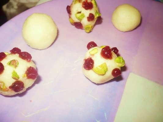 Bomboane de cocos cu merisoare si fistic