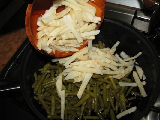 Fasole verde si telina cu sos dulce-acrisor