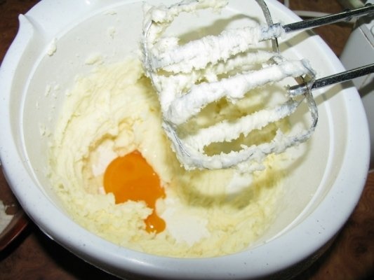 Tort cu blat de cacao si crema de ciocolata